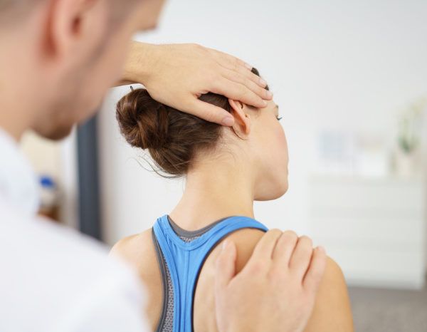 Frau bei einer Sportmassage