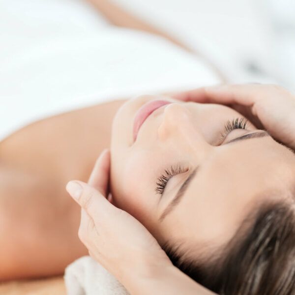 Frau bekommt eine Massage in Heilbronn