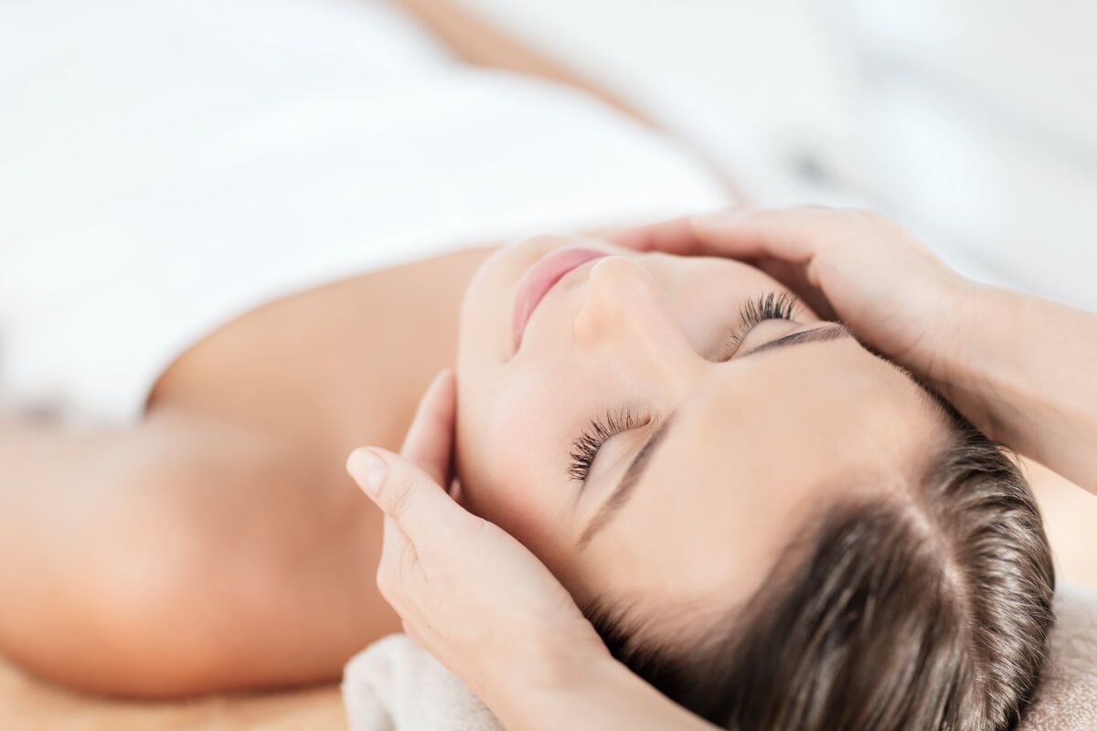 Frau bekommt eine Massage in Heilbronn