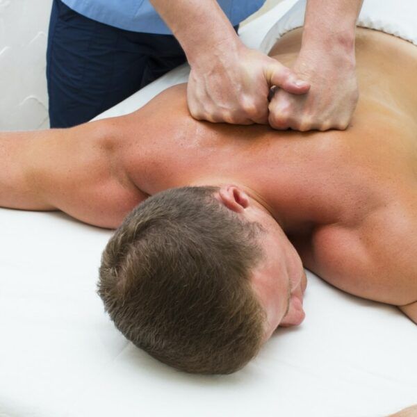 Mann bekommt eine wohltuende Wellnessmassage