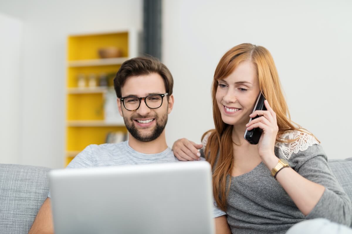 Paar waehlt online Massageart für Geschenkgutschein aus
