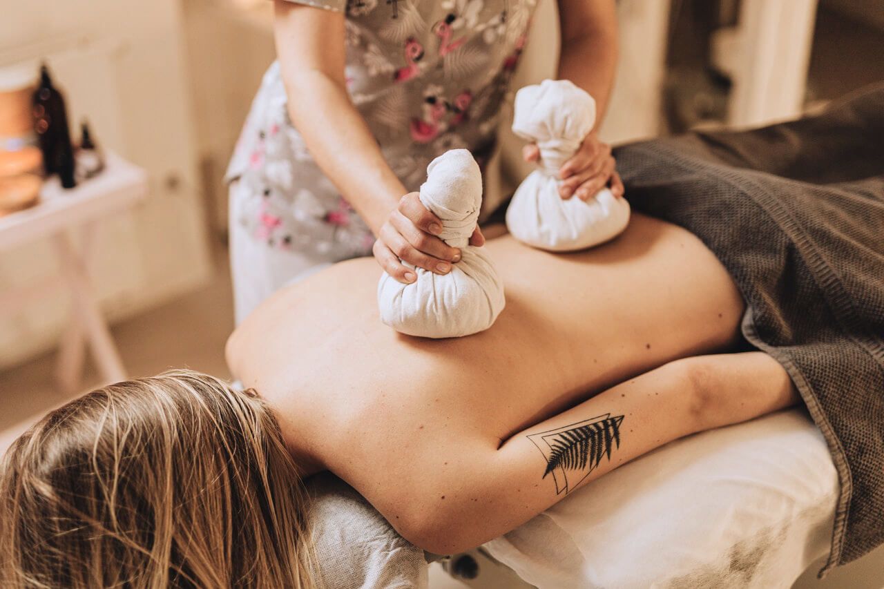 Kräuterstempelmassage