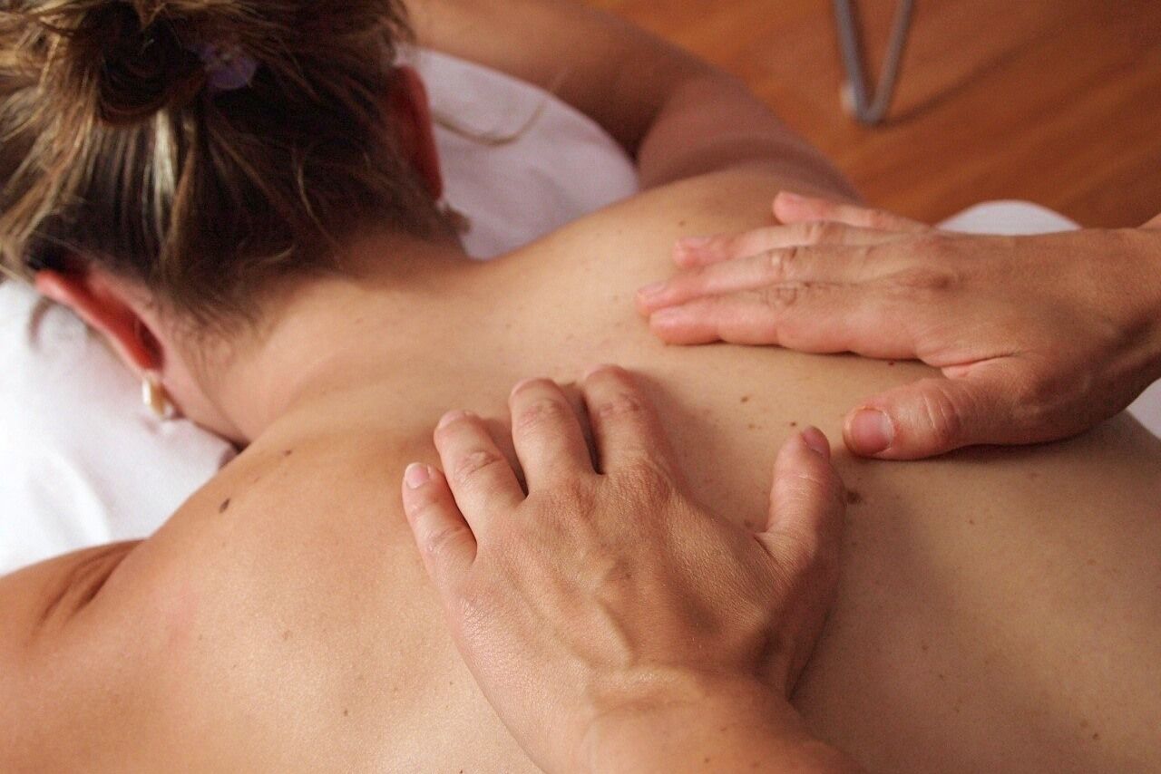 tuina massage bei einer Frau