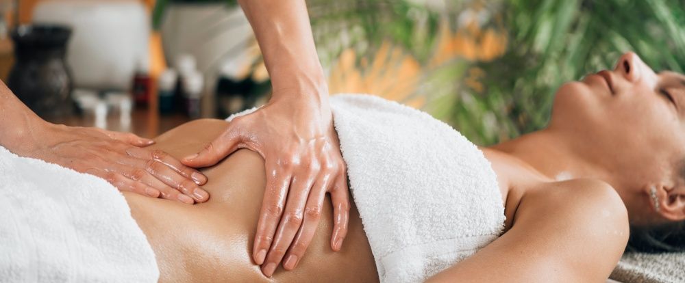 Bauchmassage von einer ausgebildeten Masseurin