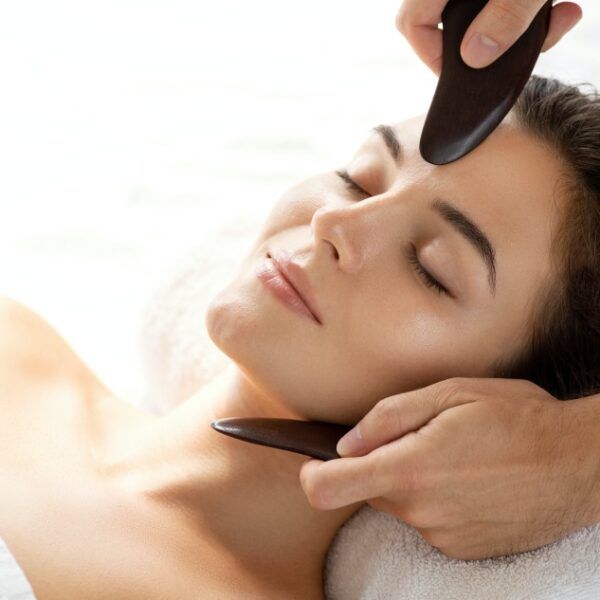 Gua Sha Massage im Gesicht