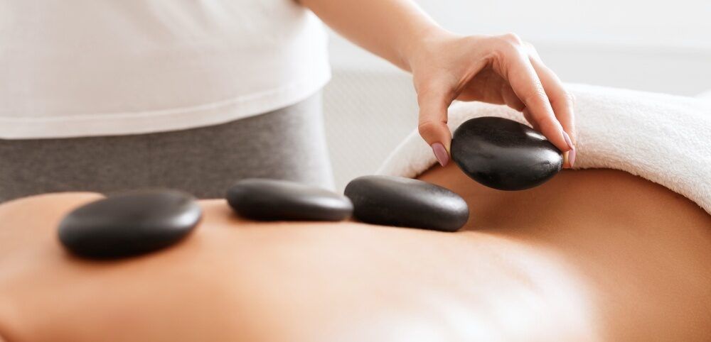 Hot Stone Massage mit heissen Steinen