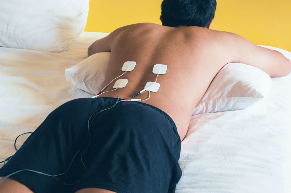 elektromassage ruecken mann